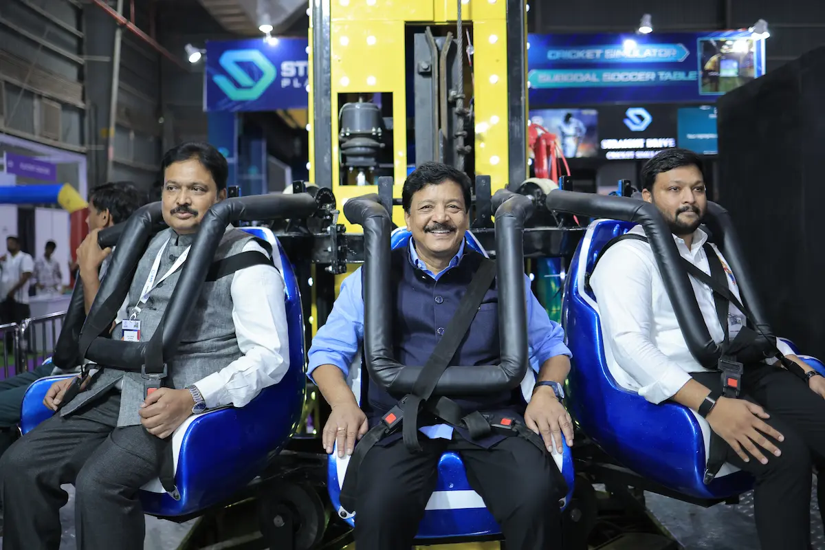 Shri Kundala Durgesh experiencing the Amusement rides at IAAPI